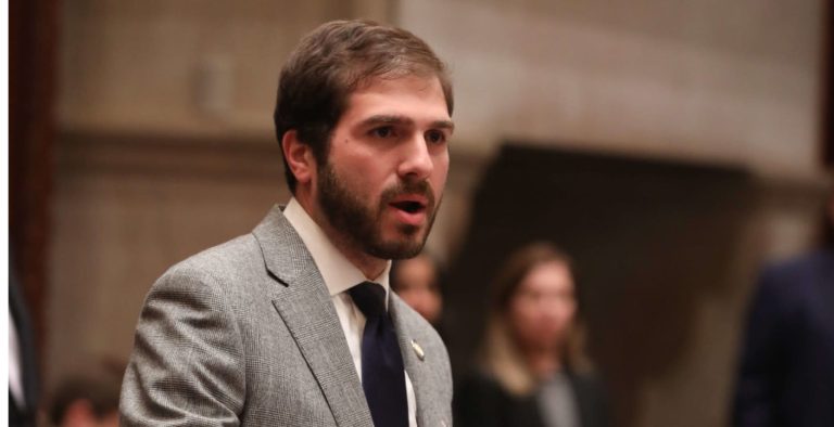 NY Lawmakers Pass Landmark Bill Targeting Frontier AI Risks